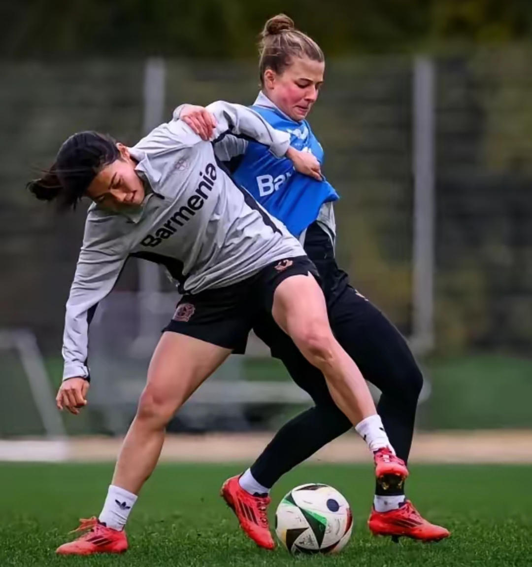 女足明星球员表现突出，荣耀归来