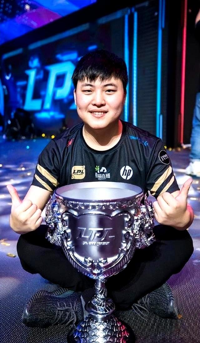 Uzi新星重返赛场表现突出，巴黎圣日耳曼前途光明！