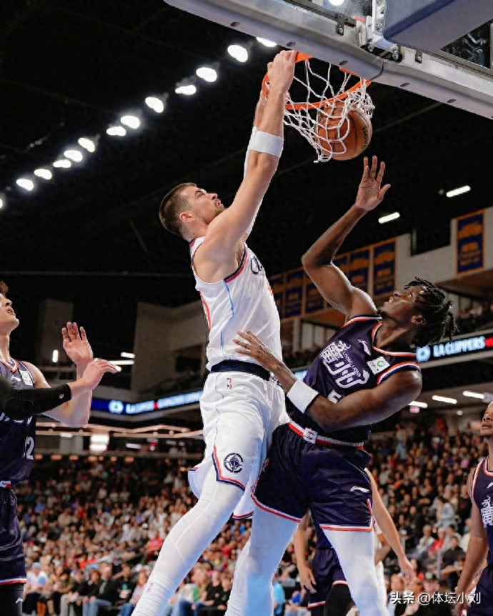 洛杉矶快船首回合绝杀那不勒斯，斯瓦泰克砍下15记关键球，全场沸腾的简单介绍